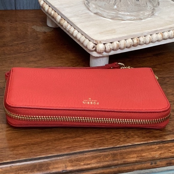 Fossil Vibrant Red cow hide Leather zip around Wristlet/wallet - Picture 7 of 16